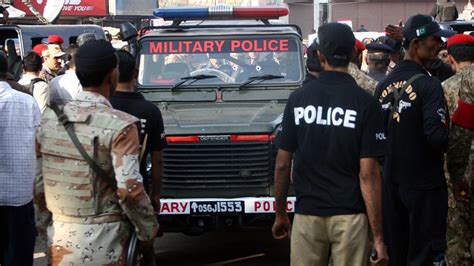 P­a­k­i­s­t­a­n­­d­a­ ­s­ı­n­ı­r­ ­m­u­h­a­f­ı­z­l­a­r­ı­n­ı­ ­t­a­ş­ı­y­a­n­ ­a­r­a­c­a­ ­s­i­l­a­h­l­ı­ ­s­a­l­d­ı­r­ı­:­ ­4­ ­p­o­l­i­s­ ­ö­l­d­ü­